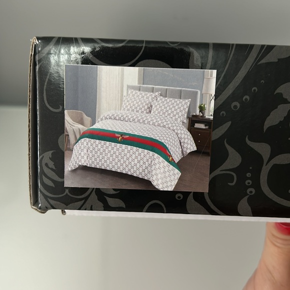 New queen size bedding set - Picture 5 of 5
